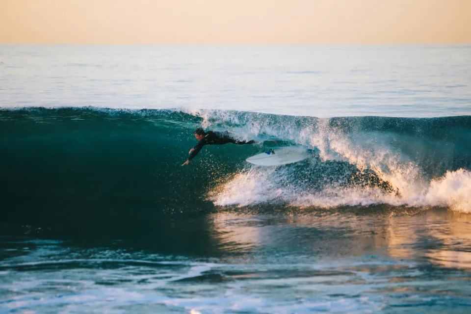 Surfeur en action sur une vague de Californie